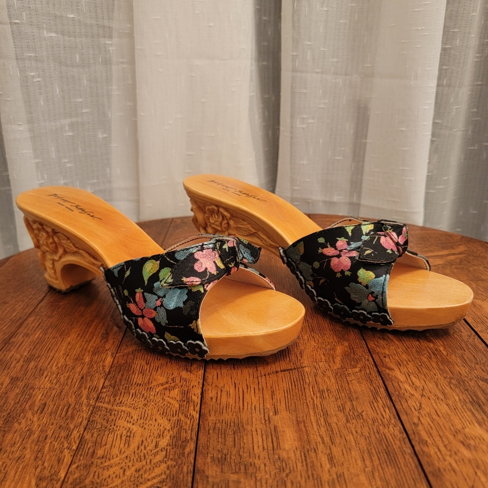 Betsy Johnson Carved Wooden Tiki Sandals Heels